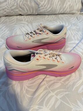 Brooks Women's White and Pink Gradient Running Sneakers